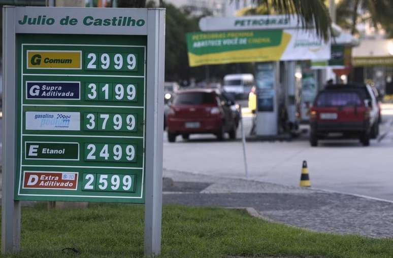 Preços de combutíveis expostos em um posto de gasolina na praia de Copacabana, no Rio de Janeiro. A aplicação de reajustes aos preços de combustíveis não será automática como resultado de fórmula de precificação, disse a Petrobras em um comunicado nesta quarta-feira. 29/11/2013.