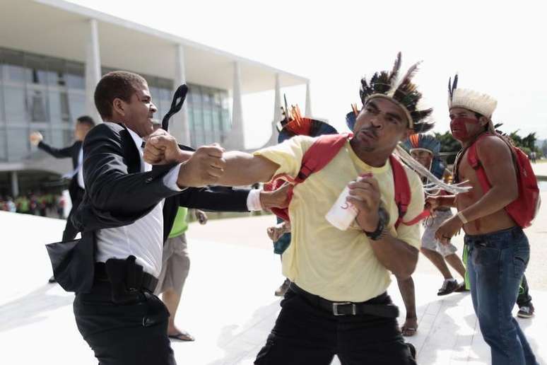 <p>Índios entram em confronto com seguranças durante protesto contra política indígena do governo da presidente Dilma Rousseff no Palácio do Planalto em Brasília em 4 de dezembro de 2013</p>