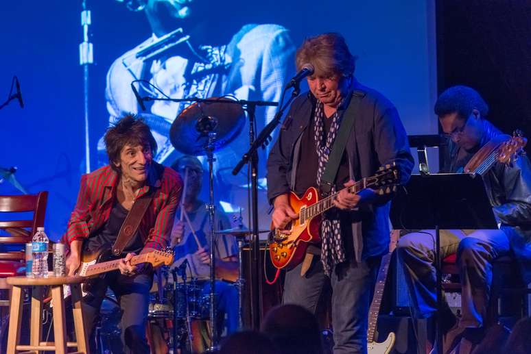 <p>Ron&nbsp;Wood, guitarrista da banda brit&acirc;nica, ao lado de&nbsp;Mick Taylor, convidado para o giro, em show neste m&ecirc;s</p>