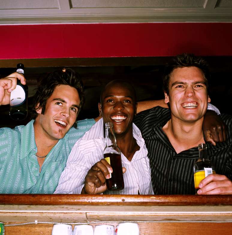 <p>Jovens adultos que misturam álcool e energético tendem a beber mais e, consequentemente, ficam mais bêbados </p>