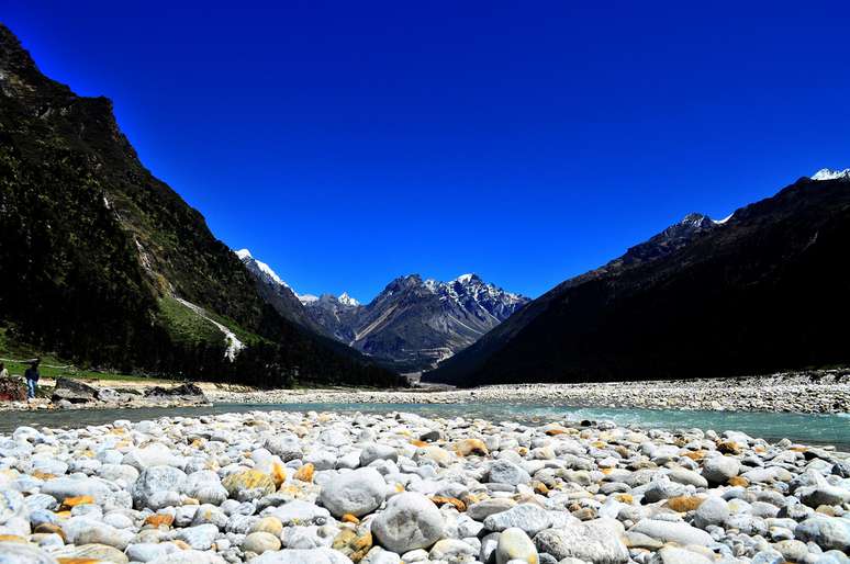 <p><strong>Siquim, &Iacute;ndia</strong><br />Pequeno estado indiano encravado da cordilheira do Himalaia, Siquim &eacute; o destino da vez para &nbsp;os ecoturistas. Rodeado&nbsp;pelas magn&iacute;ficas paisagens montanhosas, os visitantes encontram trilhas e vales de tirar o f&ocirc;lego, vilarejos aut&ecirc;nticos e mercados de alimentos saud&aacute;veis e 100% org&acirc;nicos</p>