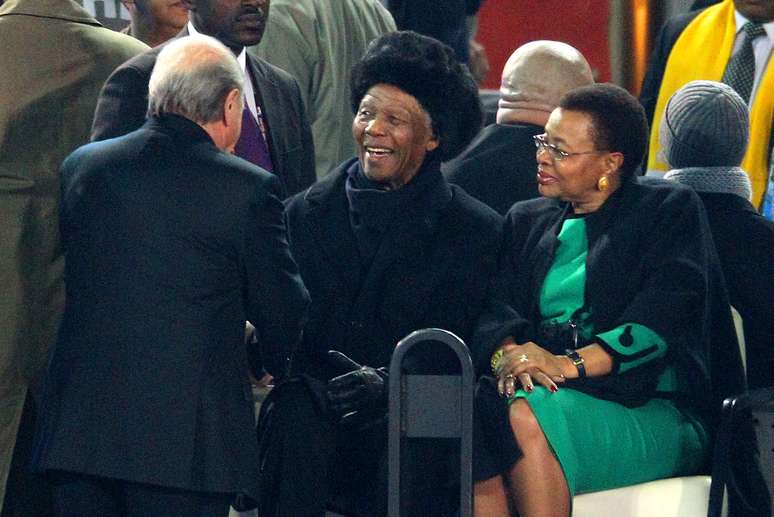 <p>Blatter cumprimenta Mandela durante cerim&ocirc;nia de encerramento da Copa de 2010</p>