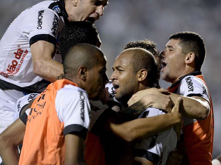 <p>Ponte Preta reage na etapa final após levar gol de falta e, da mesma maneira, empata por 1 a 1 com o Lanús, no Pacaembu, pela primeira final da Copa Sul-Americana</p>