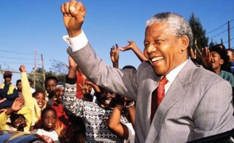 <p>Nelson Mandela morreu nesta quinta-feira, aos 95 anos, e recebeu incont&aacute;veis homenagens pelas redes sociais</p>