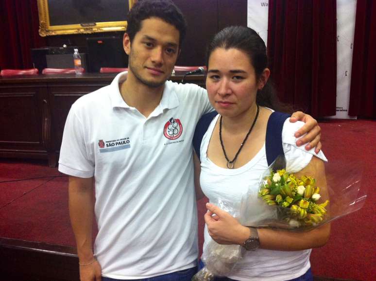 Os irmãos se emocionaram ao receber flores e palavras de apoio e de solidariedade