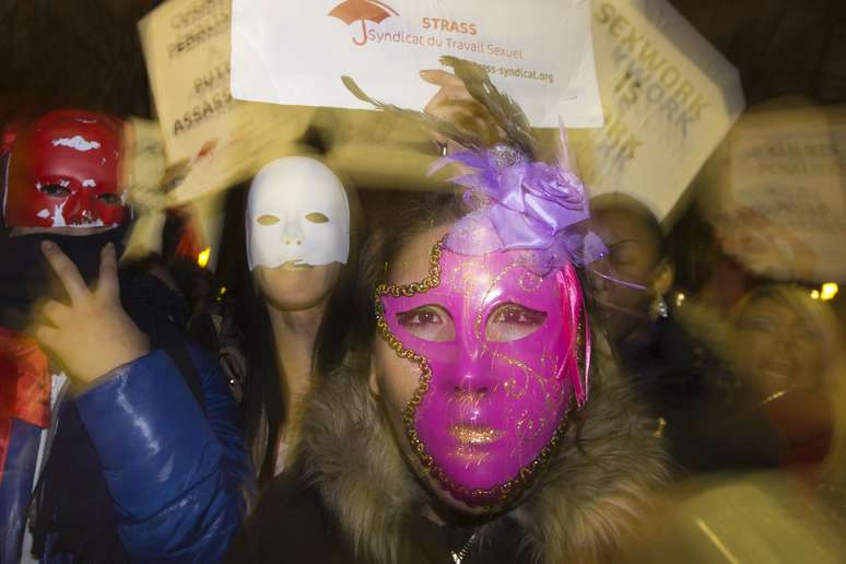 <p>Prostitutas protestaram em frente à Assembleia Nacional da França na noite de quarta</p>