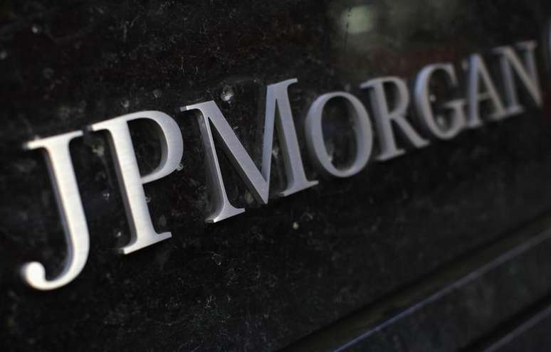 Placa da JP Morgan em frente a sede do banco em Nova York. O JPMorgan Chase & Co está alertando cerca de 465 mil titulares de cartões de débito pré-pagos emitidos pelo banco de que suas informações pessoais podem ter sido acessadas por hackers que atacaram a rede do banco em julho. 19/09/2013.