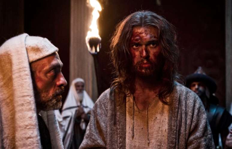 Jesus entra na cidade de Jerusalém em cena da minissérie A Bíblia, exibida no Brasil pela Record