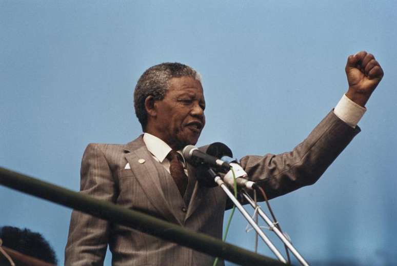 <p>Nelson Mandela: vida social e política intensa, mesclada com vida pessoal rica e turbulenta</p>