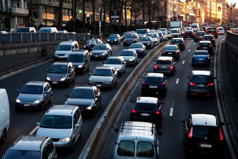 Além de cansaço e estresse, o trânsito intenso pode prejudicar o carro