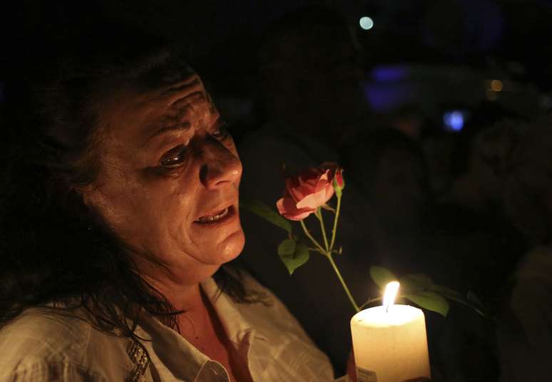 Mulher chora em frente à casa de Mandela, em Houghton, após o anúncio da morte do ex-presidente