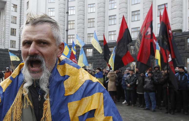 Pessoas se reúnem na sede do governo, em Kiev, em mais um dia de protesto