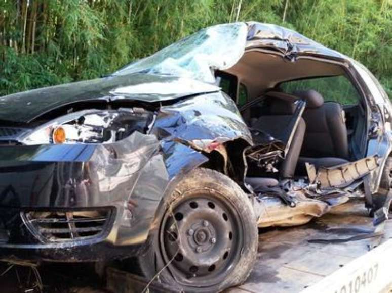 Um homem ficou gravemente ferido e outro est&aacute; em observa&ccedil;&atilde;o depois que um &ocirc;nibus colidiu com a lateral de um ve&iacute;culo na manh&atilde; desta quinta-feira, em S&atilde;o Roque, no interior paulista.