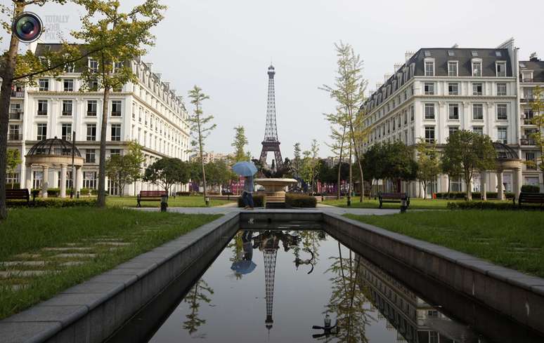 <p><strong>Torre Eiffel de Hangzhou, China</strong><br />O bairro de Tianducheng, na cidade chinesa de Huangzhou, é uma versão em miniatura de Paris, com uma arquitetura que busca imitar a da capital francesa e uma réplica da Torre Eiffel. Construído em 2007, o bairro foi feito para receber até 10 mil habitantes, mas tem sido descrito na atualidade como uma cidade fantasma</p>