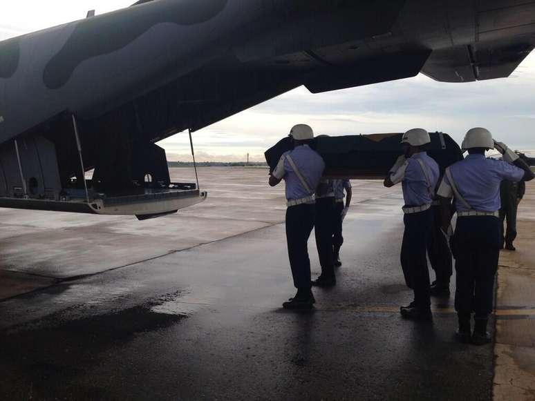 O corpo do ex-presidente João Goulart embarca em um avião da FAB de Brasília para São Borja (RS)