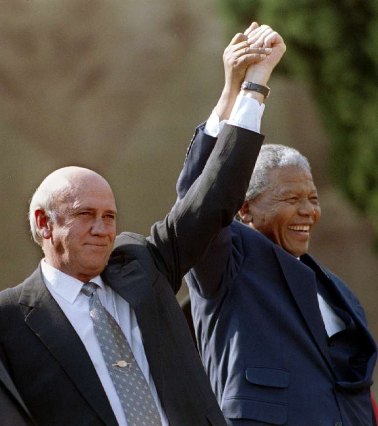 <p>Nelson Mandela é visto ao lado de Frederik de Klerk em maio de 1994</p>