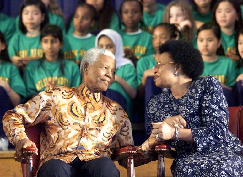 Mandela e Winnie Madikizela-Mandela, após a saída do líder da prisão, na Cidade do Cabo