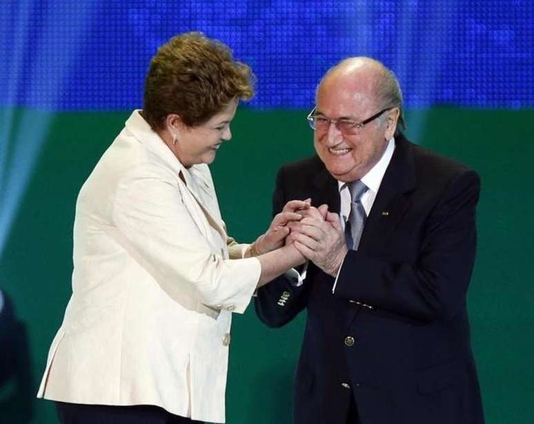 <p>Presidente usou Twitter para rebater críticas de Blatter por atraso em Copa de 2014</p>