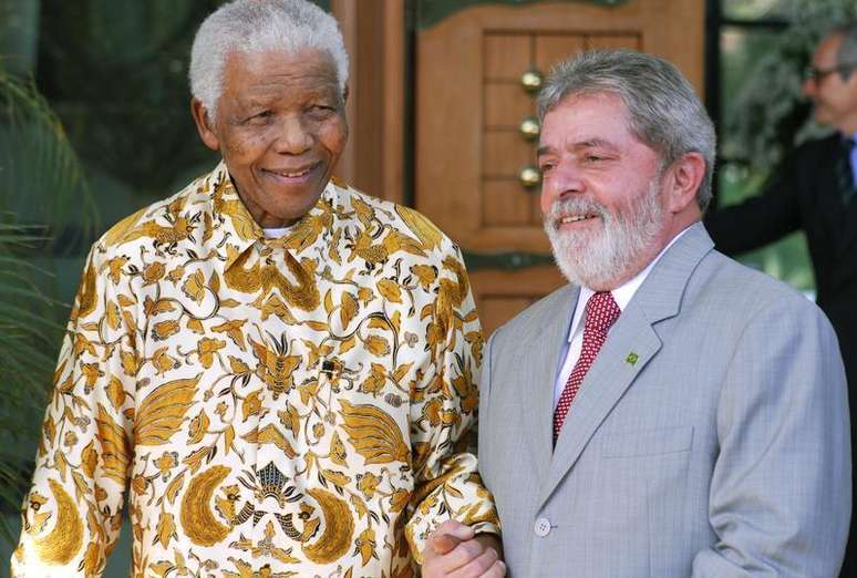 O ex-presidente sul-africano Nelson Mandela (à esquerda) e o então presidente Luiz Inácio Lula da Silva se encontram em Maputo, Moçambique, em outubro de 2008. 16/10/2008