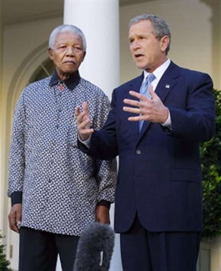 <p>Mesmo ao lado de outros chefes de Estado, Mandela adotava o estilo, como nessa foto com George Bush, em 2001</p>