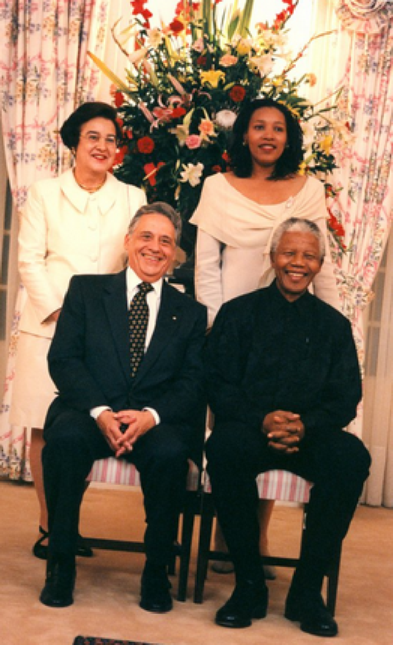 FHC postou foto em seu Facebook em que aparece com sua mulher, Ruth Cardozo, com Mandela e com a mulher do líder sul-africano, Graça Machel 