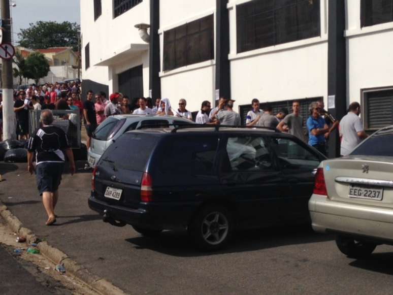 Torcida da Ponte acordou cedo para comprar ingressos da final contra o Lanús