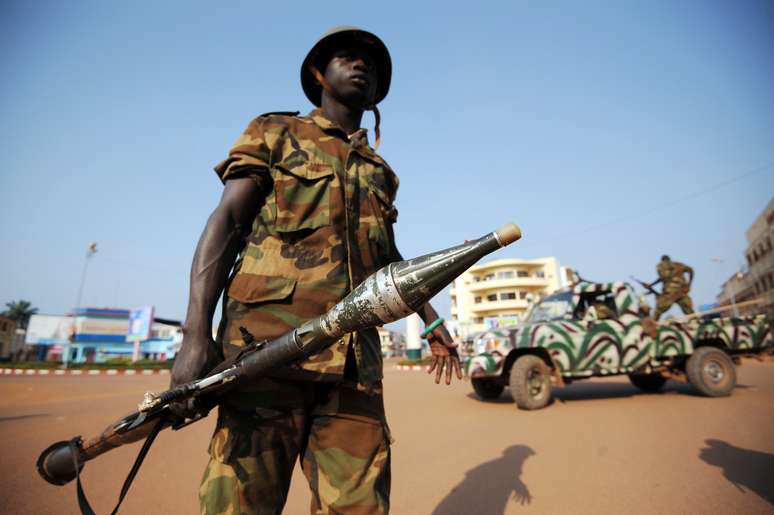 Soldado patrulha rua de Bangui: confrontos, tensão e incerteza na República Centro-Africana