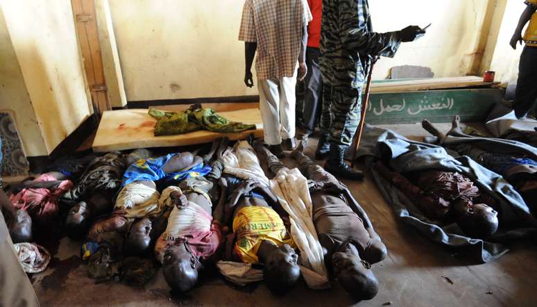 Corpos de vítimas da violência na República Centro-Africana em mesquita de Bangui
