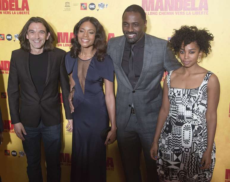 Da esquerda à direita: o diretor Justin Chadwick e os atores britânicos Naomie Harris, Idris Elba e Lindiwe Matshikiza, durante exibição do filme "Mandela: Long Walk to Freedom", em Paris