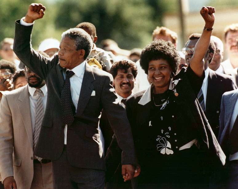 Mandela e Graça Machel, durante cerimônia em escola em Toronto