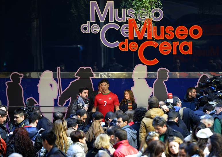 <p>Museu de Cera em Madri recebe multid&atilde;o para ver nova est&aacute;tua de Cristiano Ronaldo</p>