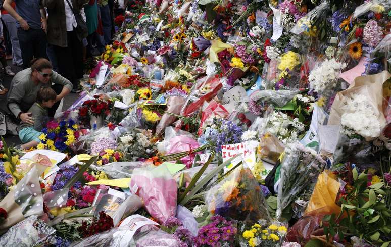 <p>Flores depositadas em frente à casa de Mandela, em Joanesburgo</p>