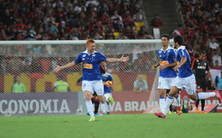 <p>Souza fez um gola&ccedil;o no &uacute;ltimo jogo do Brasileiro</p>