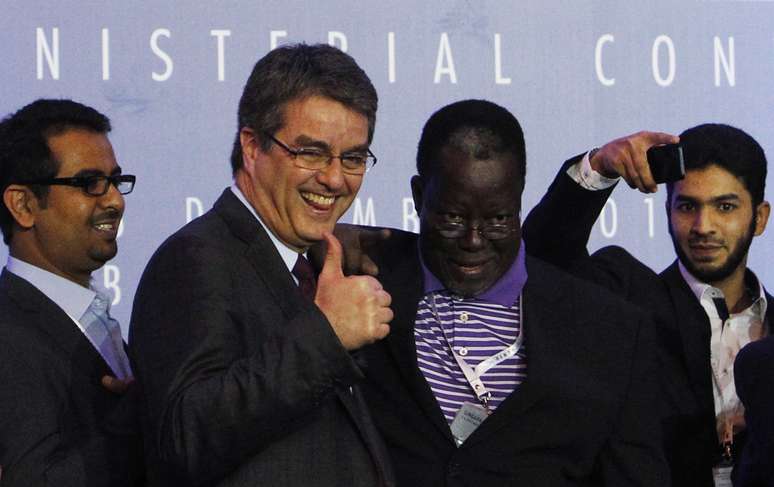O brasileiro Roberto Azevêdo, diretor-geral da OMC, comemora o acordo