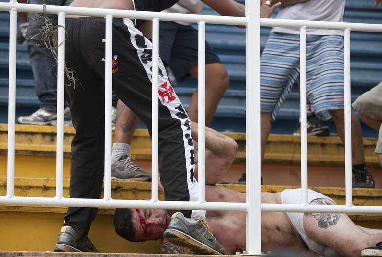 <p>Atleticano é agredido na arquibancada da Arena Joinville</p>
