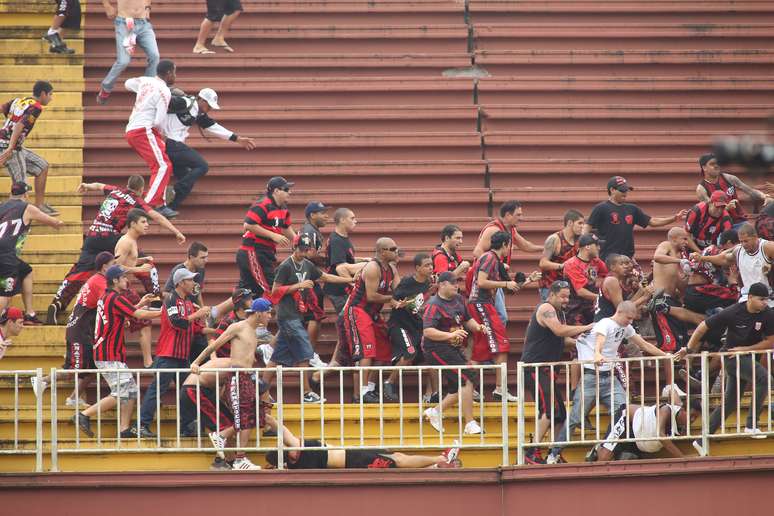 Torcedores de Atlético-PR e Vasco entram em conflito na Arena Joinville; partida foi interrompida pela arbitragem