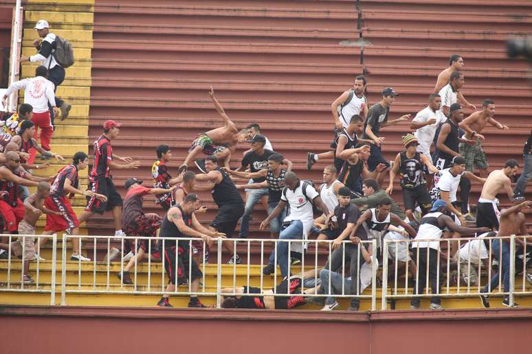 Torcidas de Atlético-PR e Vasco da Cama correram pela arquibancada e iniciaram a pancadaria, em Joinville