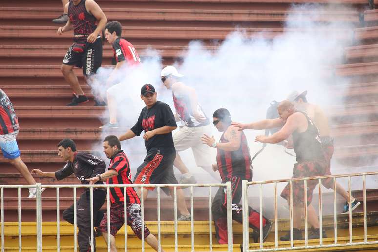 Policiamento demorou para separar os torcedores em Joinville