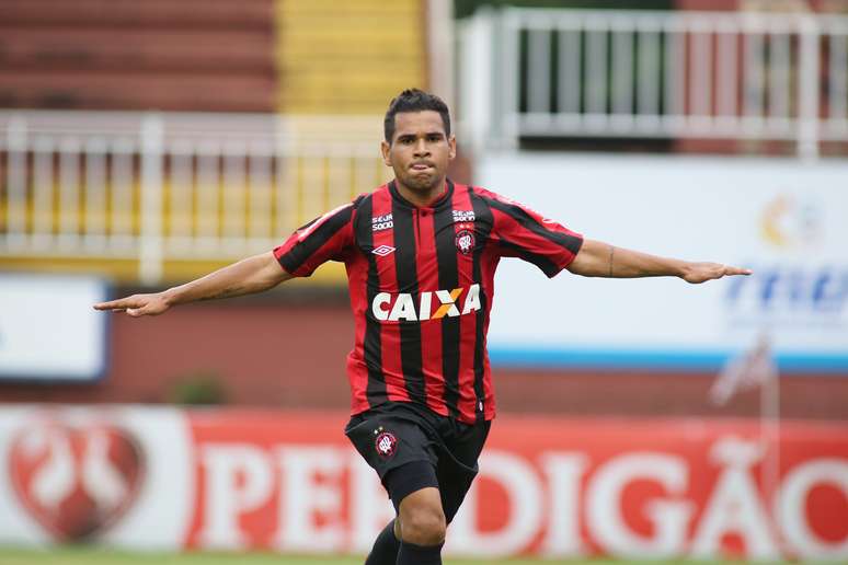 Ederson fez três gols e comandou a vitória do Atlético-PR sobre o Vasco