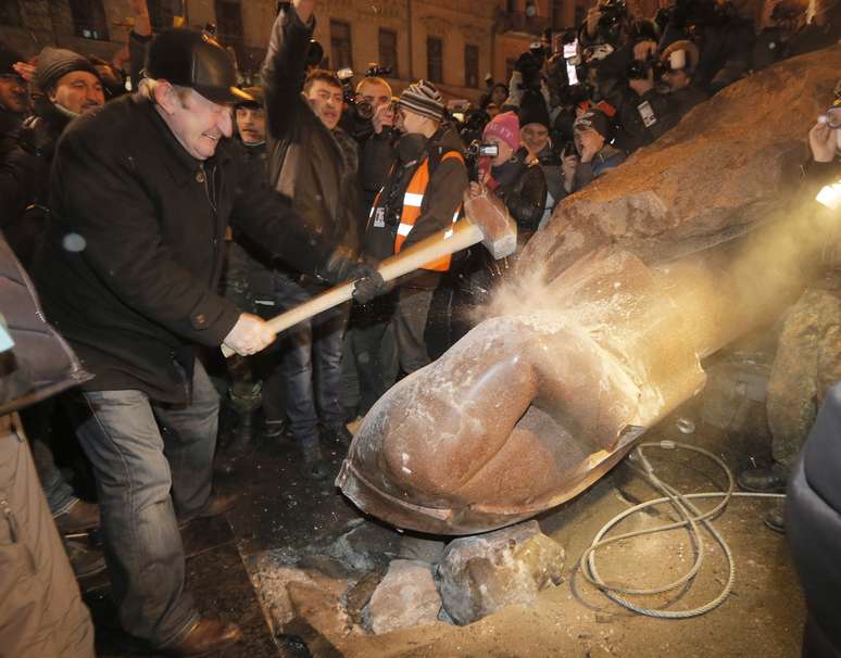 Ucraniano marreta estátua de Lênin, derrubada durante protestos contra o governo ucraniano em Kiev