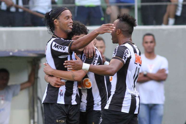 Ronaldinho fez dois gols no empate do Atlético-MG contra Vitória