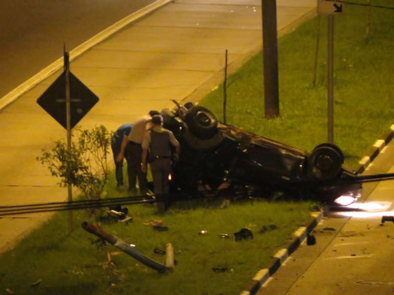 O Corsa que capotou era ocupado por cinco pessoas, segundo a Pol&iacute;cia Civil