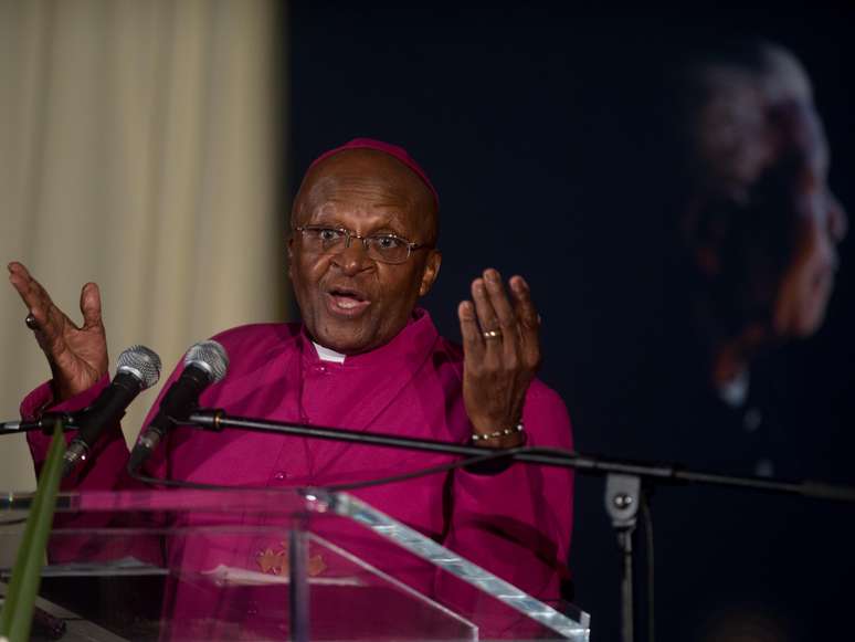 Centenas de pessoas enfrentaram a chuva que caiu na noite desta segunda-feira em Johannesburgo para presenciar a homenagem feita pelo arcebispo e Nobel da Paz Desmond Tutu a seu amigo Nelson Mandela