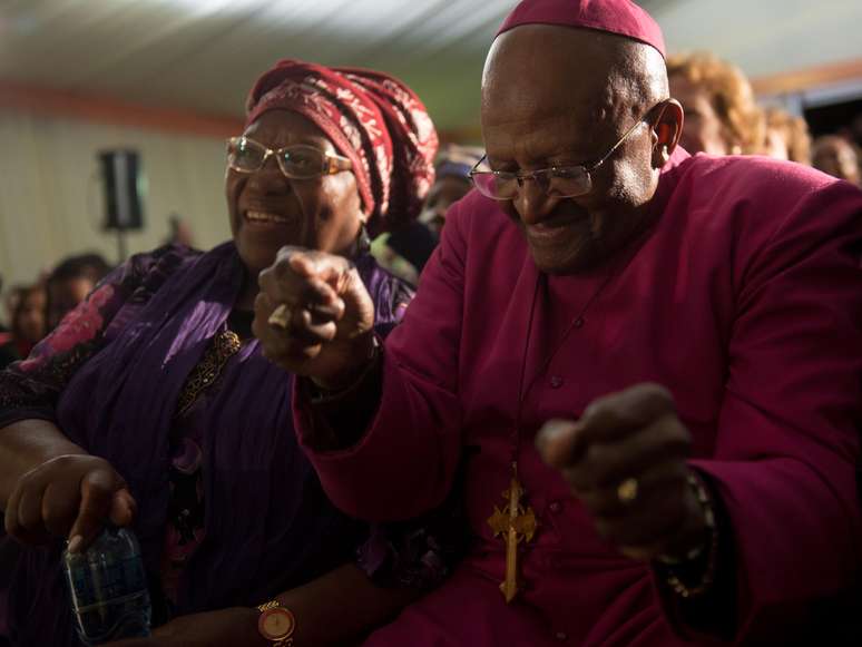 <p>Desmond Tutu repete a dança de Nelson Mandela durante homenagem ao amigo e líder histórico da África do Sul</p>