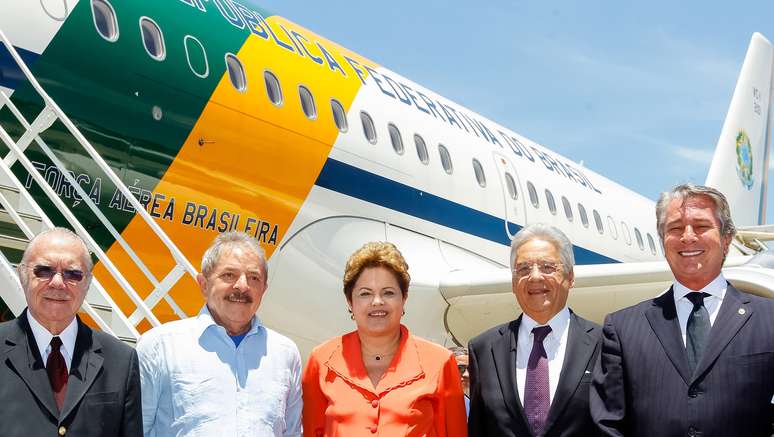 Sarney, Lula, Dilma, FHC e Collor embarcam para a África do Sul no aeroporto do Rio de Janeiro