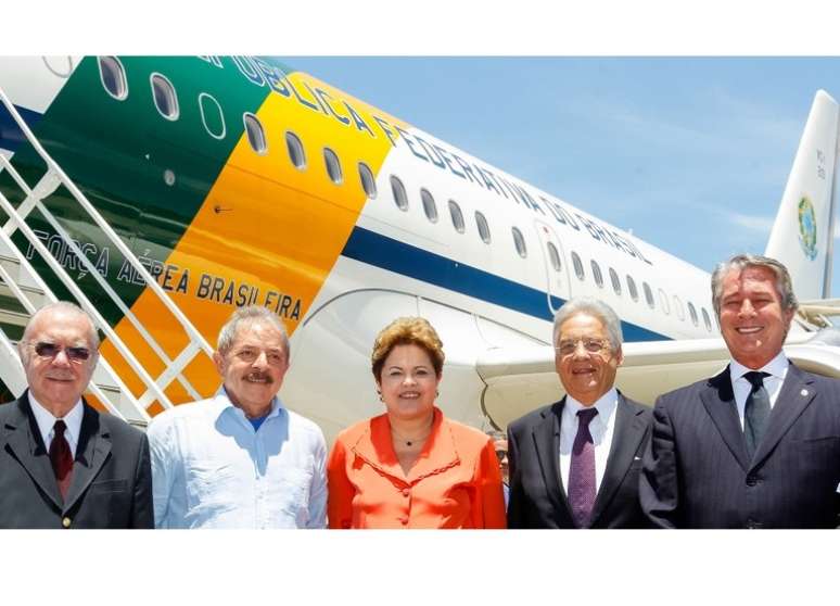<p>Sarney, Lula, Dilma, FHC e Collor embarcam do Rio de Janeiro para a África do Sul, na segunda-feira</p>