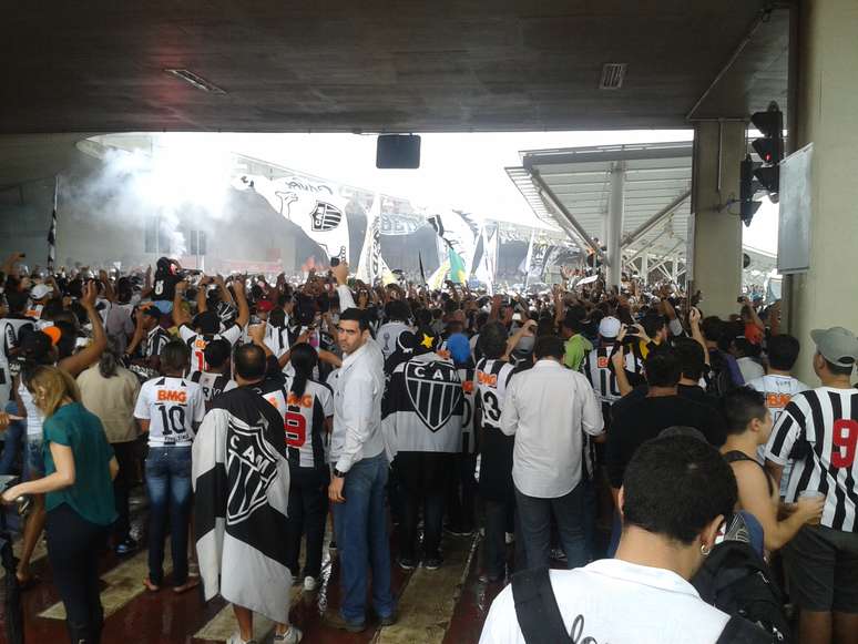 Cerca de 5 mil torcedores compareceram ao Aeroporto de Confins para despedida do Atlético-MG