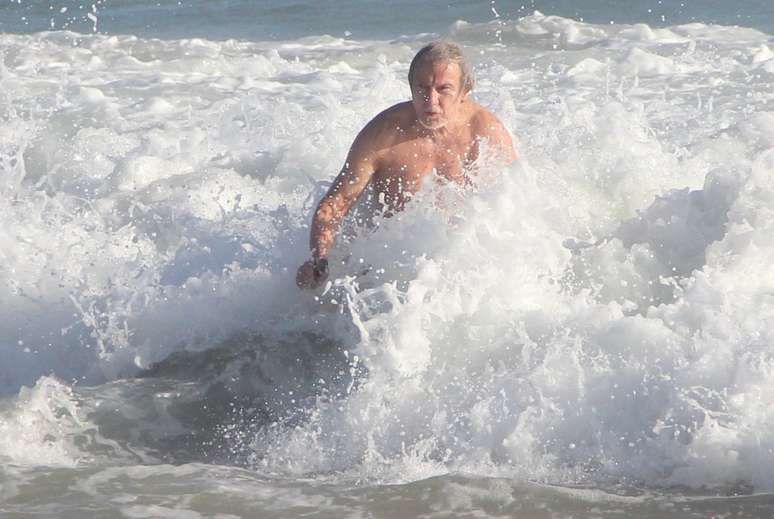 O ator norte-americano Harvey Keitel, 74 anos, foi clicado se divertindo com a família na ensolarada tarde desta segunda-feira (9), na praia de Ipanema, zona sul do Rio de Janeiro. O ator está na cidade para as filmagens da produção 'Rio Eu Te Amo', composta por diversos curtas-metragens ambientados na capital fluminense