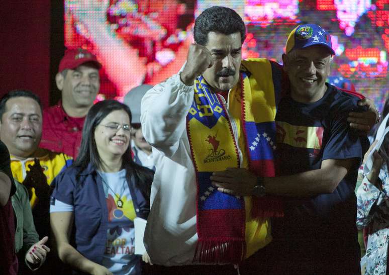 Maduro comemora a vitória ao lado do prefeito reeleito Jorge Rodriguez
