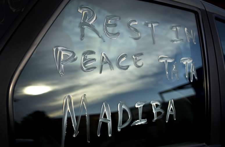 Descanse em paz Tata Madiba, diz uma mensagem escrita em janela de carro estacionado em Soweto no dia 6 de dezembro